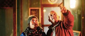 Glücksmoment. Kneipenchefin Lucka (Katerina Janecková) und ihr Verehrer Vandam (Hynek Cermák).