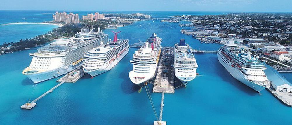 Fünf auf einen Streich. Ein typisches Bild vom Hafen von Nassau auf den Bahamas – vor Corona. Bis August gilt in den USA eine „no sail order“.