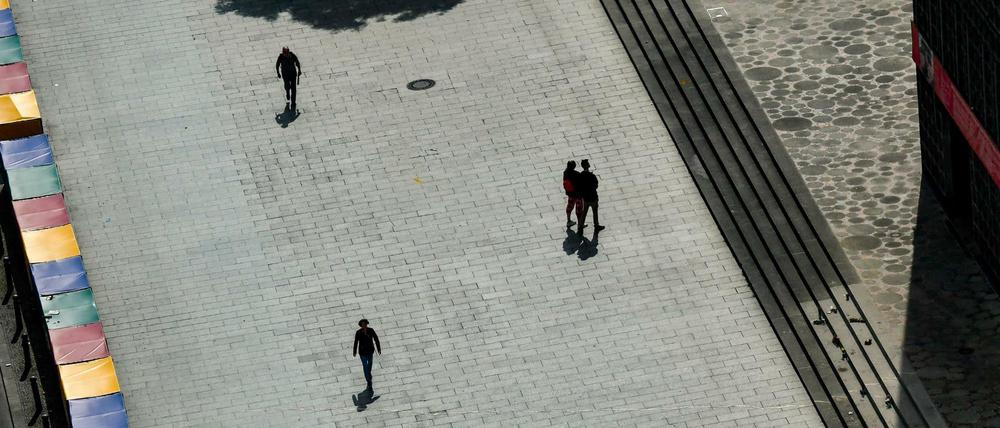 Entlang der Budapester Straße am Breitscheidplatz sind die Lkw-Sperren mit eingebauten Pollern und Metallgitterkörben mit farbigen Planen überzogen worden.