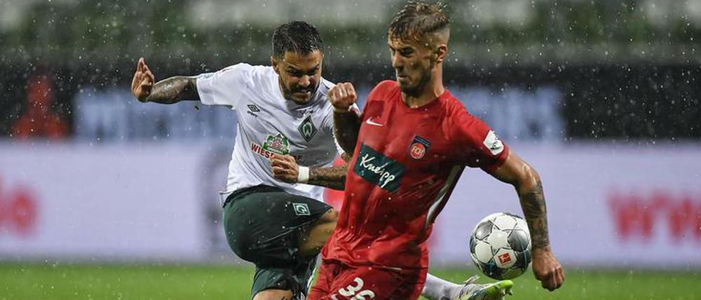 Im Hinspiel tat sich im Bremer Regen nicht viel.