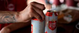 Ein Mann in Alabama öffnet ein Bier. Wieviel Alkohol auf den Partys floß, ist unklar. 