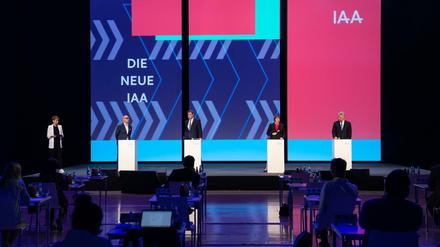 Schön bunt war die Bühne auf dem Münchener Messegelände, auf der unter anderem Bayerns Ministerpräsident Markus Söder und die VDA-Präsidentin Hildegard Müller die neue Autoshow präsentierten.