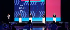 Schön bunt war die Bühne auf dem Münchener Messegelände, auf der unter anderem Bayerns Ministerpräsident Markus Söder und die VDA-Präsidentin Hildegard Müller die neue Autoshow präsentierten.