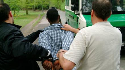 Handelt die Polizei rassistisch? Immer gibt es solche Klagen.