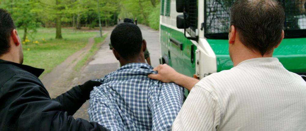 Handelt die Polizei rassistisch? Immer gibt es solche Klagen.
