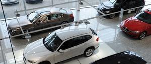 Volles Haus. Neuwagen stehen bei den Händlern auf Halde.
