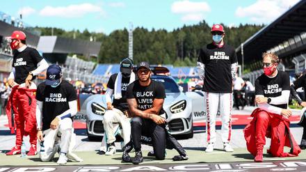 Geschlossen ist anders: Vor dem Start in Spielberg gingen einige Fahrer in die Knie, darunter auch Lewis Hamilton (Mitte) und Sebastian Vettel (rechts). Aber nicht alle.