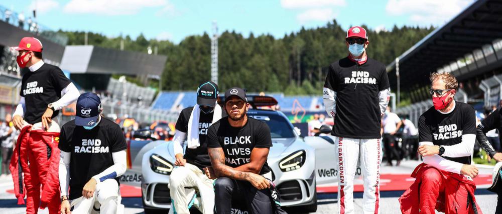 Geschlossen ist anders: Vor dem Start in Spielberg gingen einige Fahrer in die Knie, darunter auch Lewis Hamilton (Mitte) und Sebastian Vettel (rechts). Aber nicht alle.