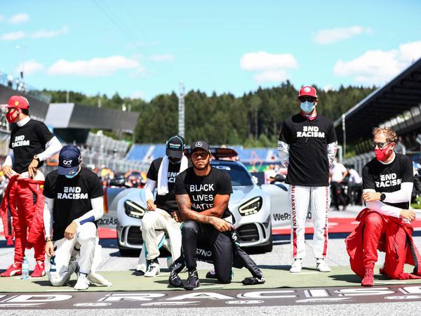 Geschlossen ist anders: Vor dem Start in Spielberg gingen einige Fahrer in die Knie, darunter auch Lewis Hamilton (Mitte) und Sebastian Vettel (rechts). Aber nicht alle.