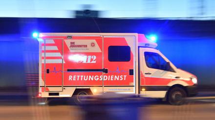 Ein Rettungswagen ist mit eingeschaltetem Blaulicht im Einsatz.