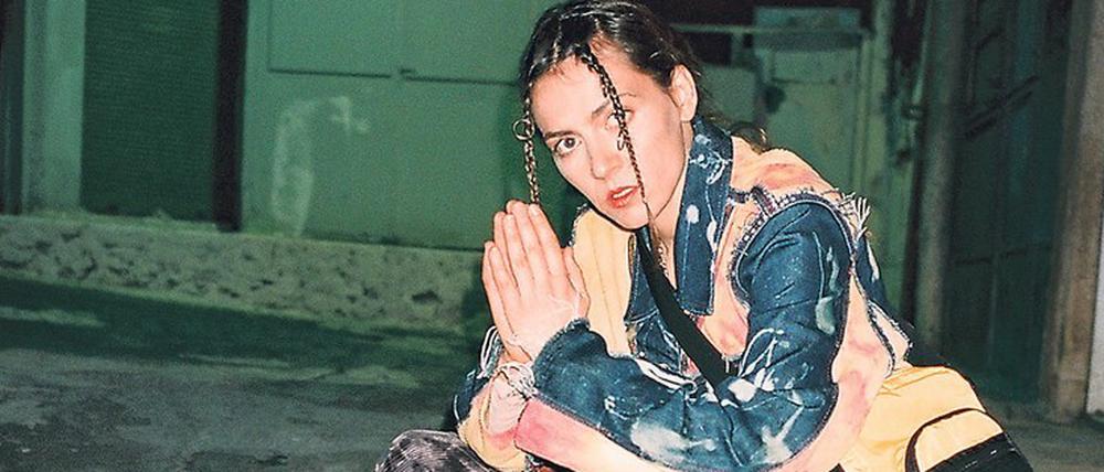 Haiyti heißt eigentlich Ronja Zschoche, ist 27, wuchs in Hamburg auf und wohnt in Berlin.