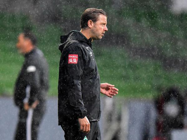 Im Regen: Bremens Trainer Florian Kohfeldt hat mit seinem Team noch mindestens 90 Minuten Relegation vor sich.