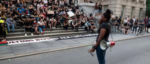 Heilender Protest: Die New Yorker Aktivistin Mary Powell während einer Blockade vor der Stadtverwaltung in Manhattan Ende Juni.