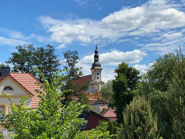 Die Stiftskirche thront über dem Ort.