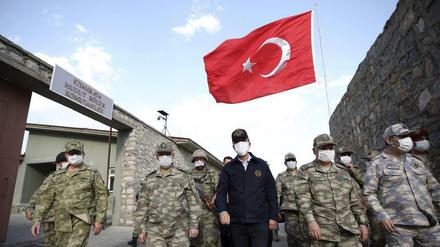 Ein Foto des türkischen Verteidigungsministeriums zeigt Minister Hulusi Akar (Mitte) beim Besuch türkischer Truppen an der Grenze zum Irak.
