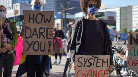Die Initiative will künftig an jedem ersten Montag im Monat auf dem Alexanderplatz demonstrieren.