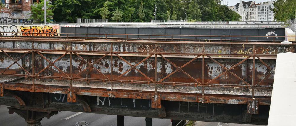 Radfahrer und Fußgänger können wieder auf direktem Weg die Yorckstraße über die Yorckbrücken überqueren.