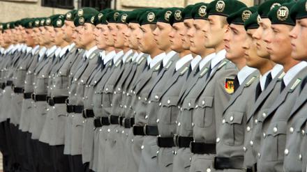 Seit die Wehrpflicht ausgesetzt worden ist, hat die Truppe Probleme, genug Personal zu finden. (Archiv)
