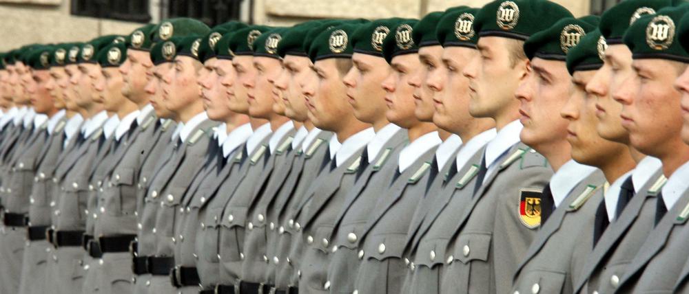 Seit die Wehrpflicht ausgesetzt worden ist, hat die Truppe Probleme, genug Personal zu finden. (Archiv)