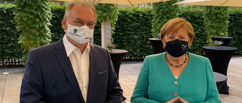 Bundeskanzlerin Angela Merkel und Reiner Haseloff, der Ministerpräsident Sachsen-Anhalts.