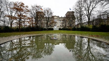 Nachbarn im Regierungsviertel: Blick vom Mahnmal der Sinti und Roma zum Reichstagsgebäude