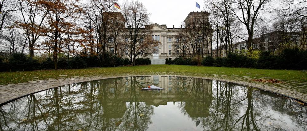 Nachbarn im Regierungsviertel: Blick vom Mahnmal der Sinti und Roma zum Reichstagsgebäude