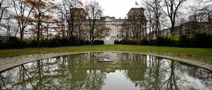 Nachbarn im Regierungsviertel: Blick vom Mahnmal der Sinti und Roma zum Reichstagsgebäude