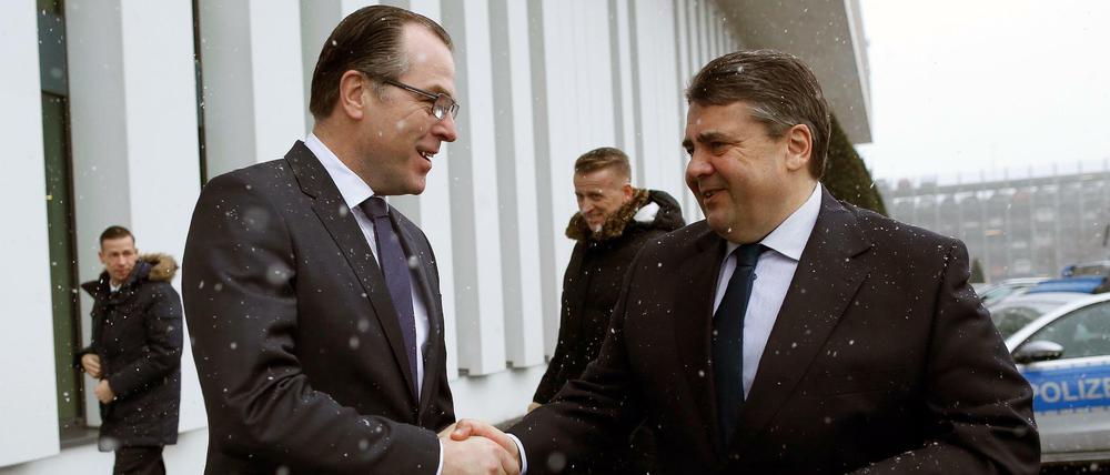 Sigmar Gabriel and Clemens Toennies bei einem Treffen im Februar 2015.