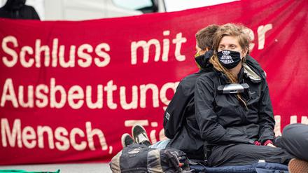 Aktivisten an der Einfahrt der Firma Tönnies