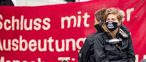 Aktivisten an der Einfahrt der Firma Tönnies