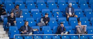 Auf Abstand im Stadion? Die DFL diskutiert über die teilweise Zulassung von Zuschauern.