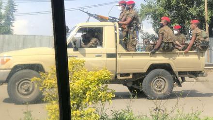 Militär patrouilliert in den Straßen von Addis Ababa.
