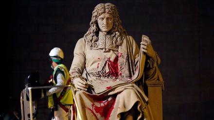 Stein des Anstoßes. Ein Arbeiter reinigt die Statue von Jean-Baptiste Colbert, einem königlichen Minister aus dem 17. Jahrhundert, der Regeln für Sklaven in den französischen Überseekolonien verfasste. Die Statue vor dem französischen Parlamentsgebäude wurde mit Graffiti beschmiert.