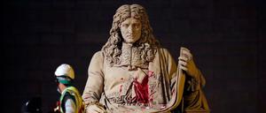 Stein des Anstoßes. Ein Arbeiter reinigt die Statue von Jean-Baptiste Colbert, einem königlichen Minister aus dem 17. Jahrhundert, der Regeln für Sklaven in den französischen Überseekolonien verfasste. Die Statue vor dem französischen Parlamentsgebäude wurde mit Graffiti beschmiert.