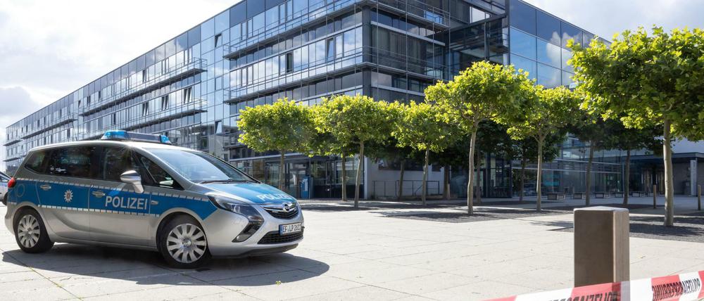 Ein Polizeiauto steht nach einer Bombendrohung vor dem Justizzentrum Erfurt.