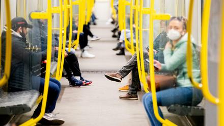 Fahrgäste sitzen in einer U-Bahn in Berlin.