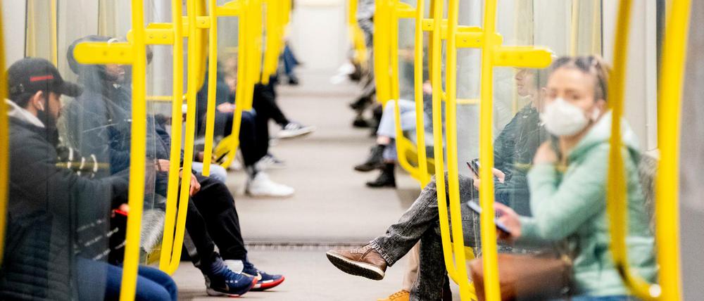 Fahrgäste sitzen in einer U-Bahn in Berlin.