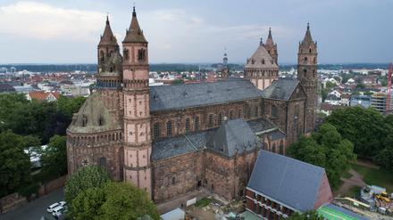 Trutziges romanisches Bauwerk: der Dom St. Peter in Worms am Rhein.
