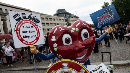 Vertreter des Schaustellerverbandes Ostbayern e.V. nehmen mit ihrem Maskottchen an der Kundgebung des deutschen Schaustellerbundes am Brandenburger Tor teil. 