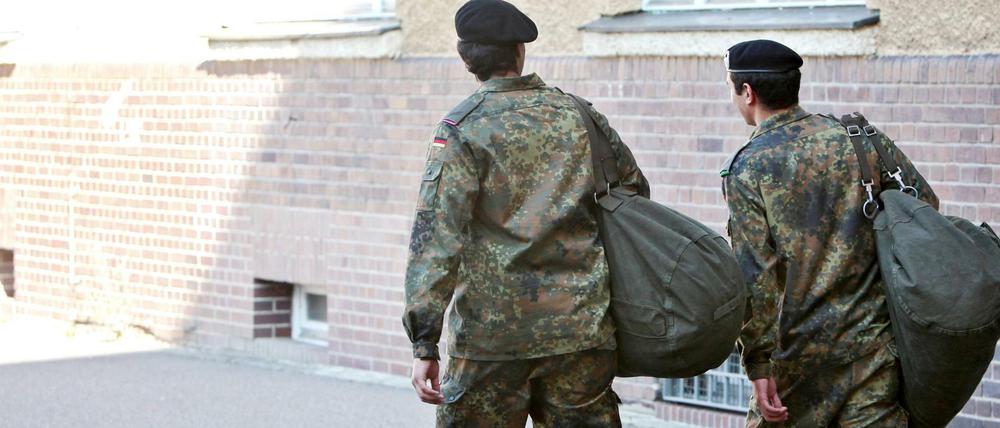 Zwei Wehrdienstleistende der Panzerbrigade 12 verlassen in der Leopold-Kaserne in Amberg nach ihrer offiziellen Verabschiedung aus dem Grundwehrdienst ihre Unterkunft. 2011 war die Wehrpflicht ausgesetzt worden.