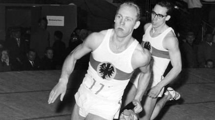 Willi Holdorf während des Hallen-Leichtathletikländerkampfs Deutschland gegen Großbritannien