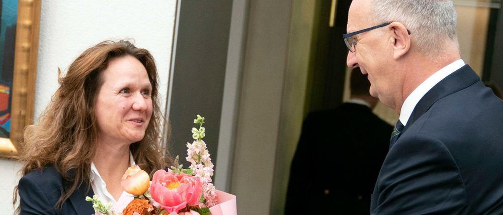 Bundesratspräsident Dietmar Woidke (SPD) gratuliert Ines Härtel.
