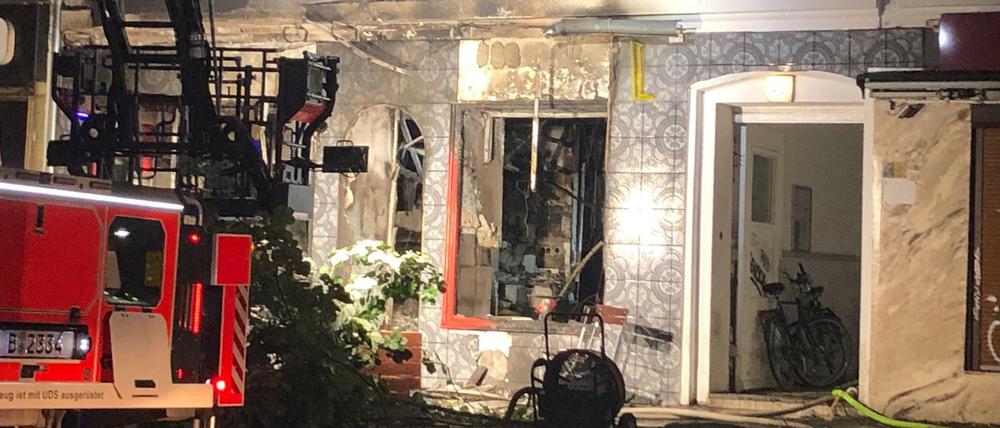 Ein Feuerwehrauto steht am Einsatzort vor dem Imbiss.