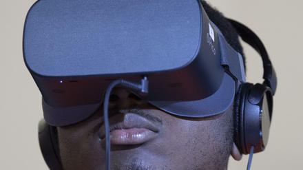 Mann mit VR-Brille, Frankfurter Buchmesse 2019.