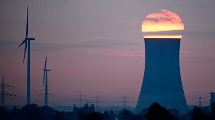 Das Kohlekraftwerk Mehrum, umgeben von Windrädern. Das Werk war wegen niedriger Preise selten ans Netz gegangen. Hohe Entschädigungen gibt es trotzdem.