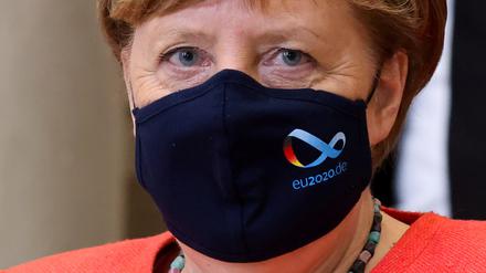 Bundeskanzlerin Angela Merkel (CDU) mit EU-Schutzmaske 
