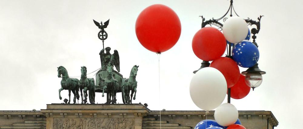 99 Luftballons. Zur Eröffnung der US-Botschaft zum Unabhängigkeitstag 2008 gab es ein Fest vor dem Brandenburger Tor. 