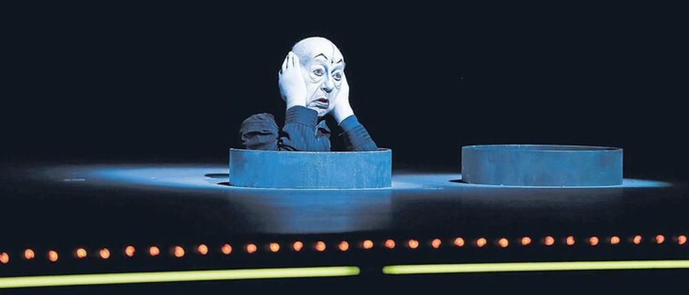 Beckett geht natürlich auch, Beckett geht immer. Der kürzlich verstorbene Jürgen Holtz in der „Endspiel“-Inszenierung von Robert Wilson am Berliner Ensemble.