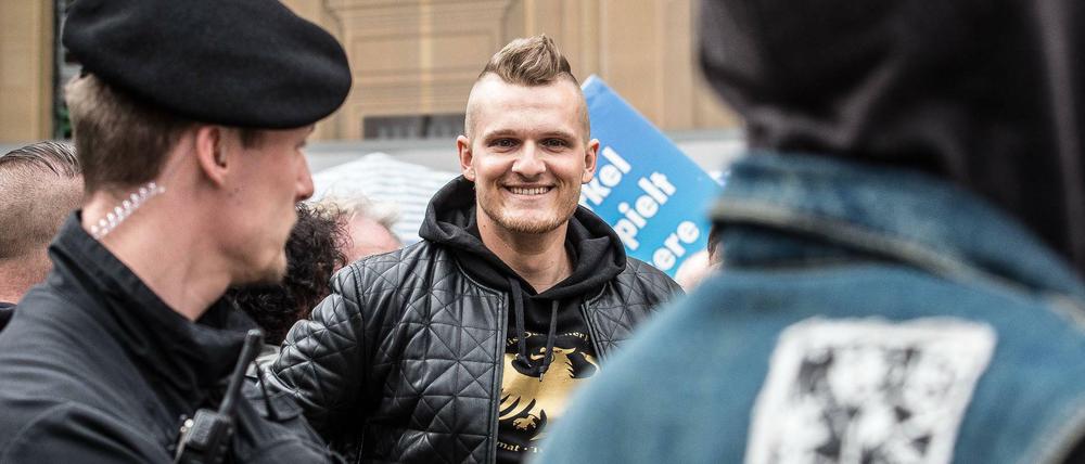 Der rechte Rapper Chris Ares auf einer Demonstration in München im April 2016.