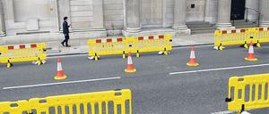 Die Barrieren im Finanzdistrikt der britischen Hauptstadt für das Social Distancing. 